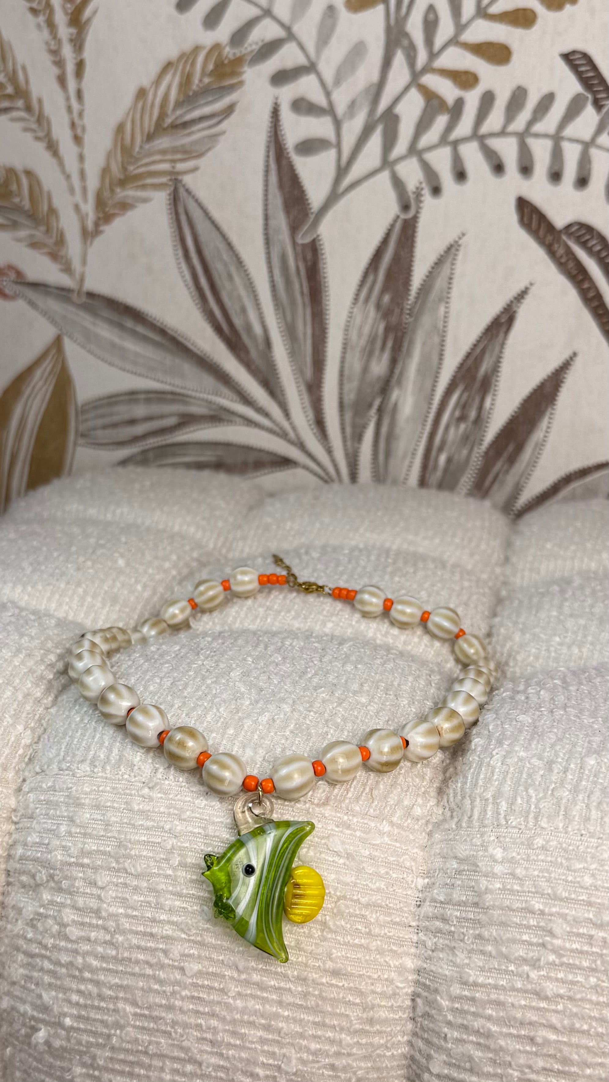 Collar pez blanco