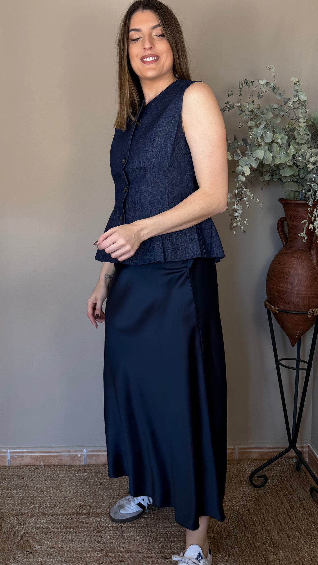 Falda satinada azul marino