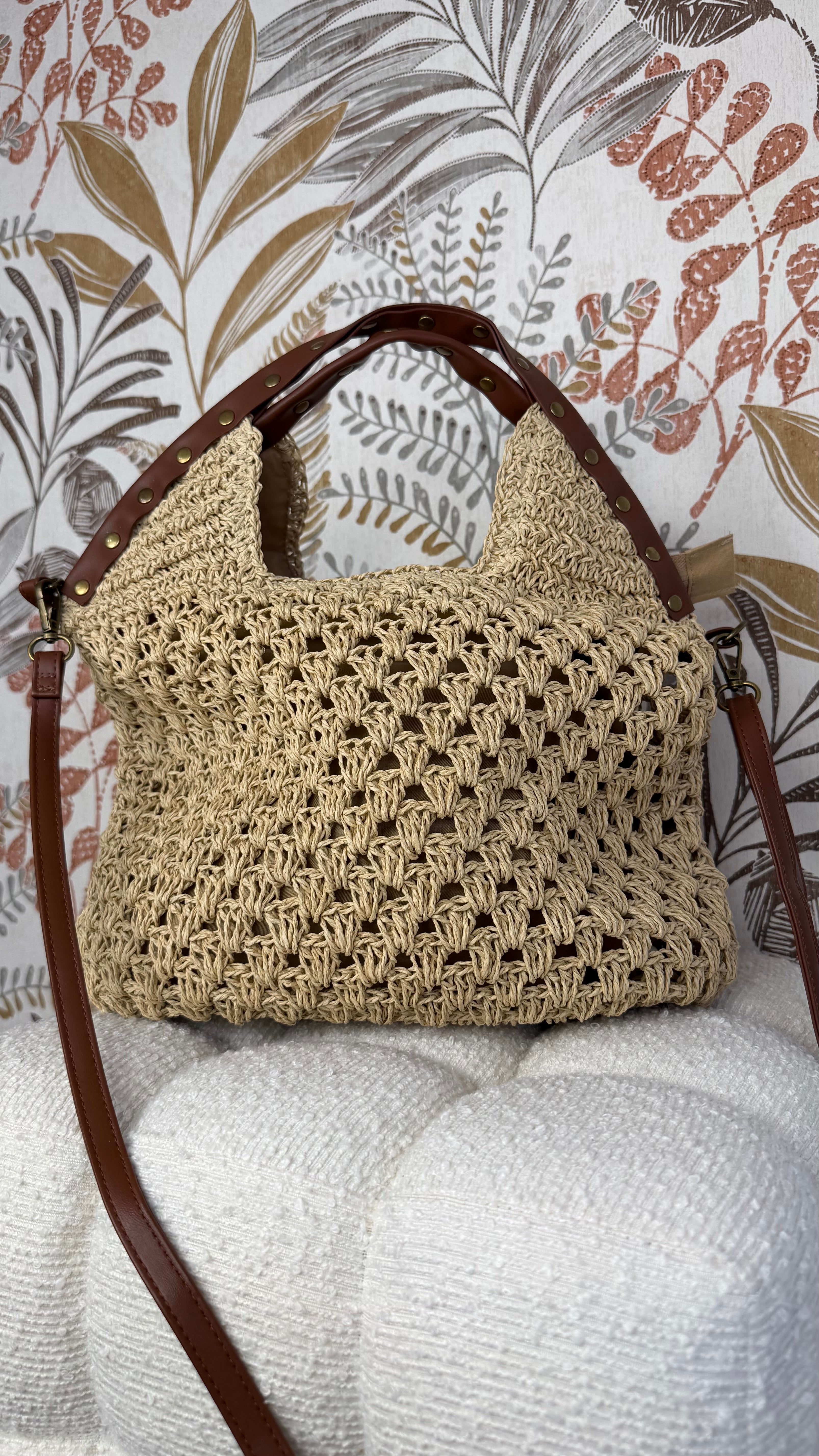 Bolso tachuelas rafia