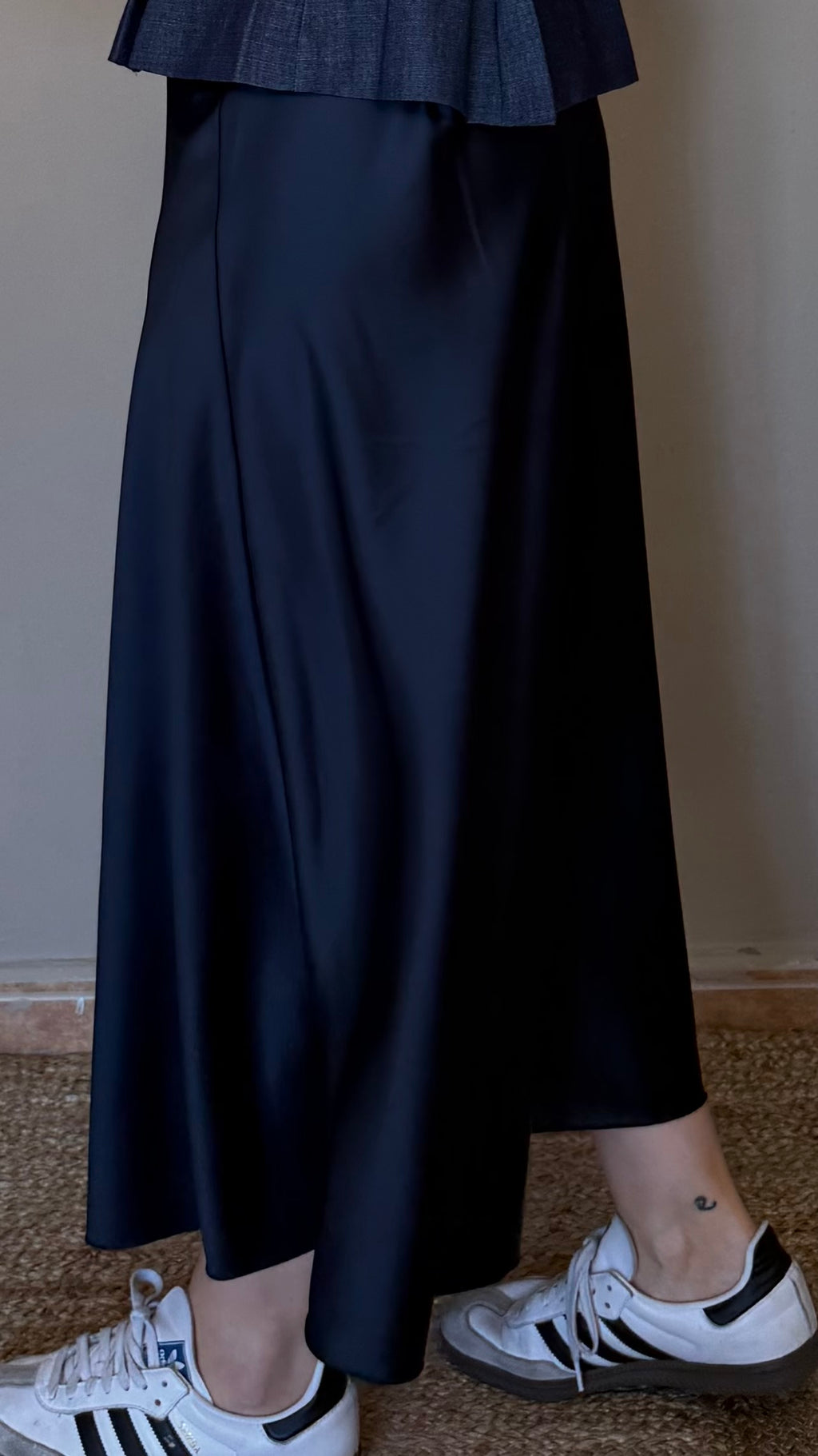 Falda satinada azul marino