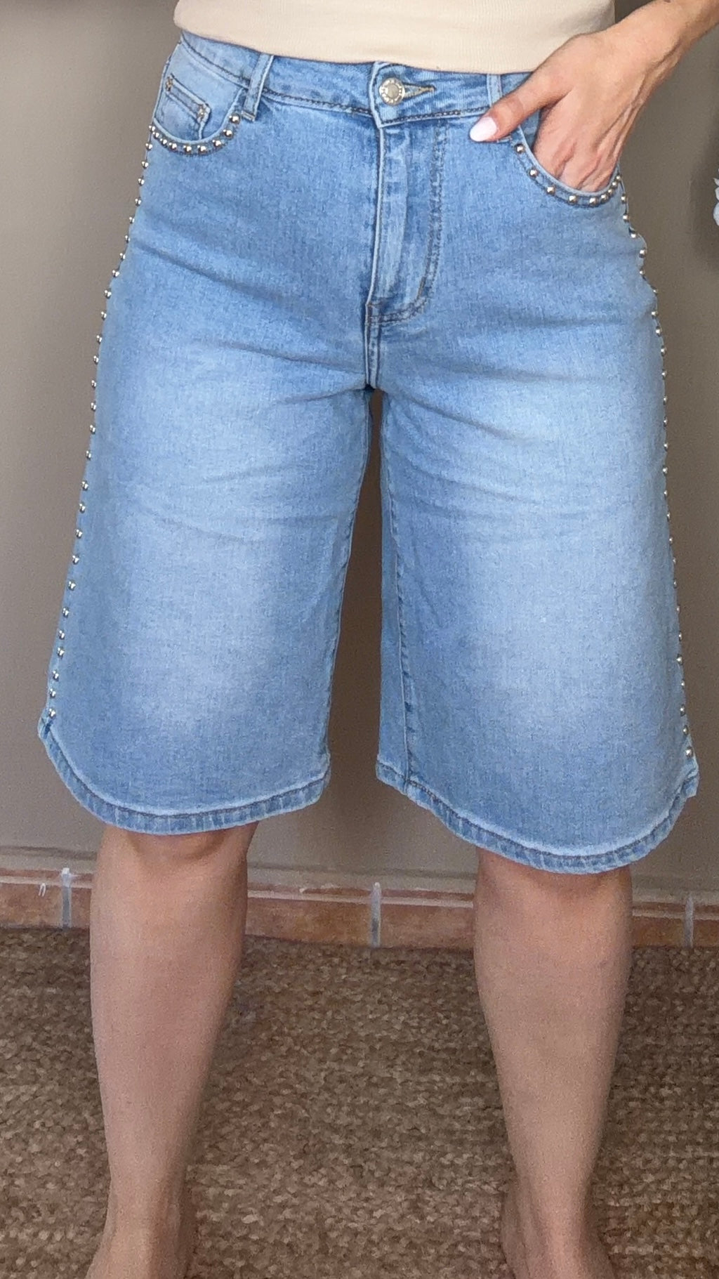 Pantalón corto tachuelas