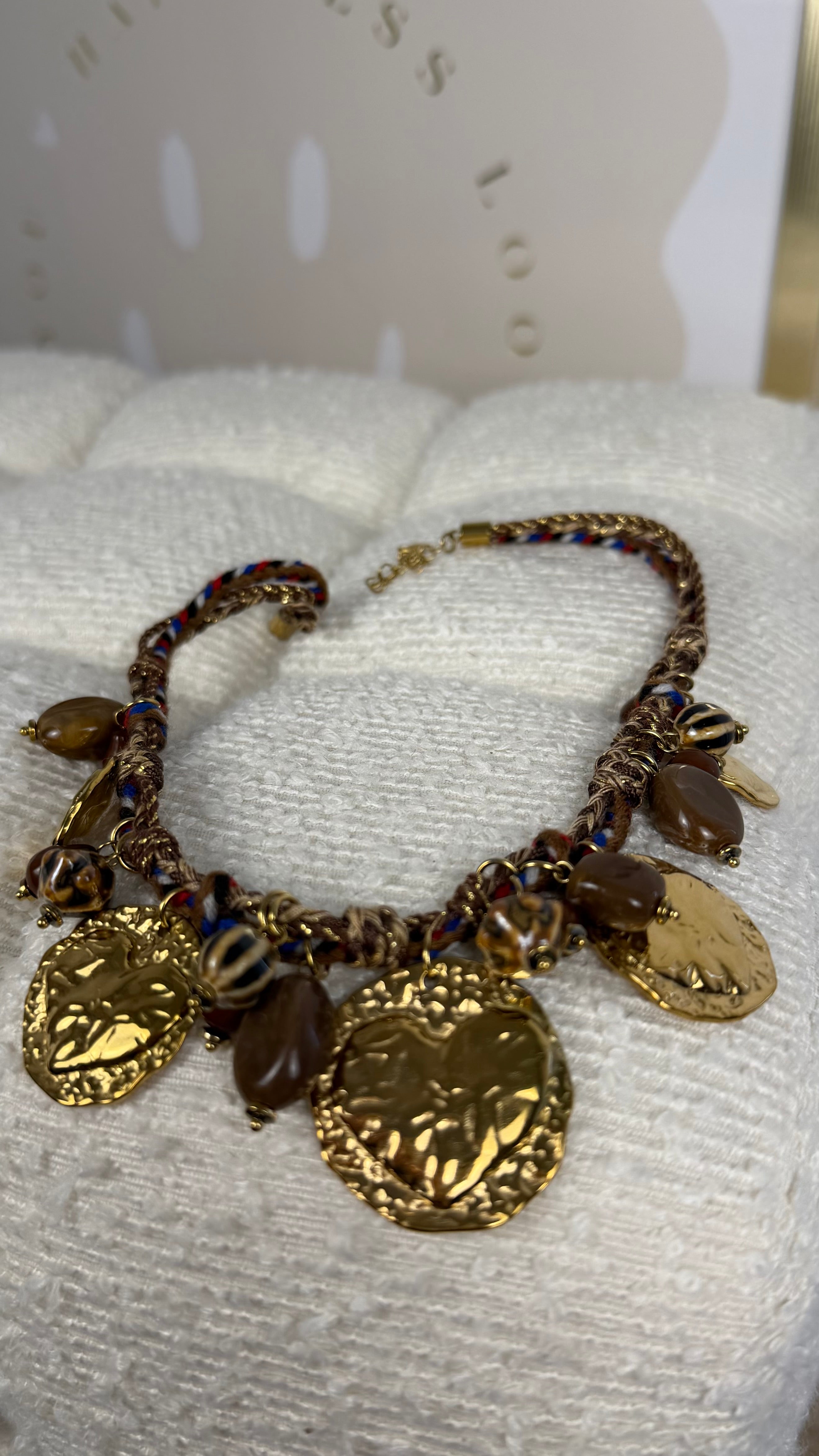 Collar monedas marrón