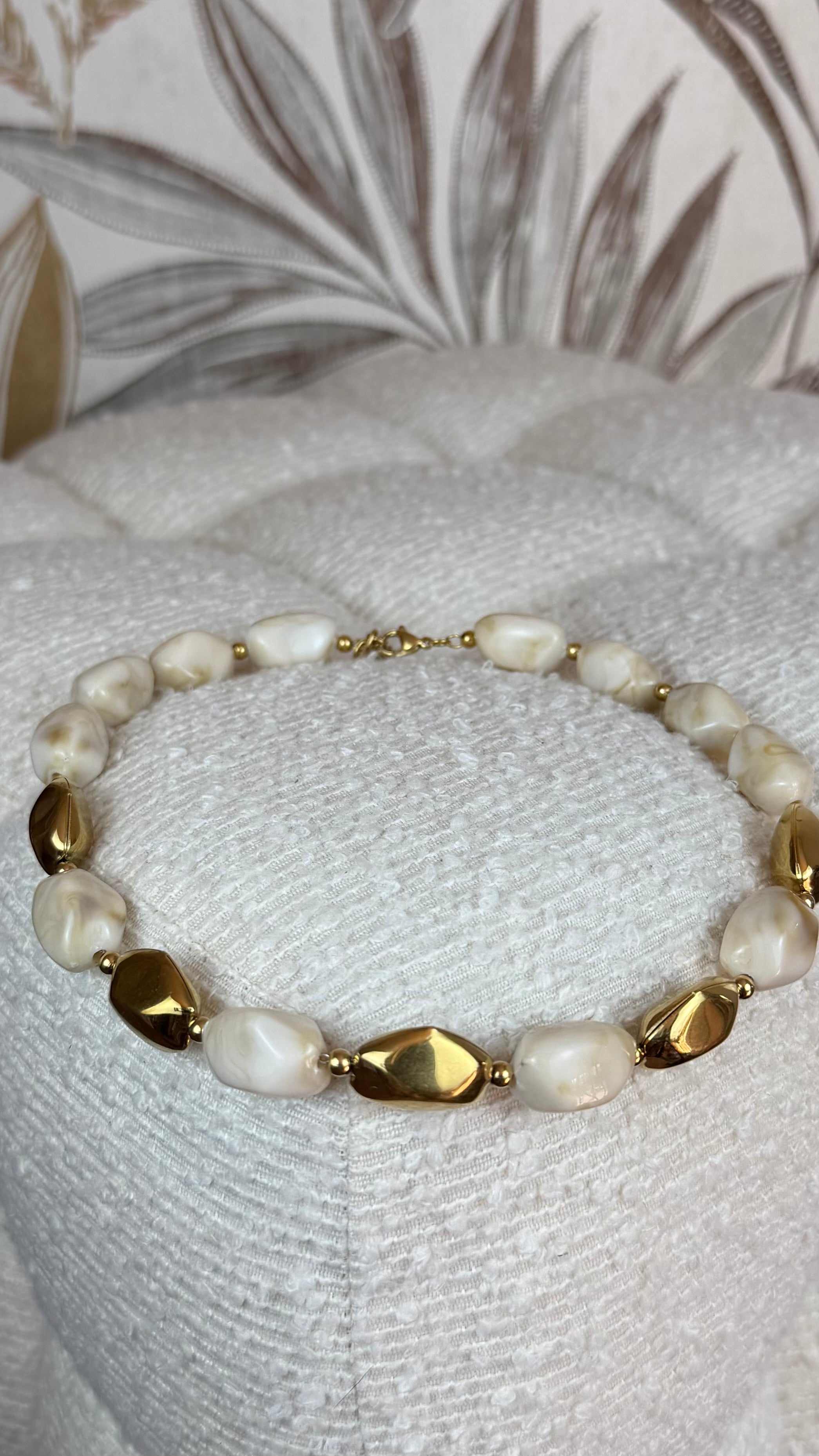 Collar piedras blanco y dorado