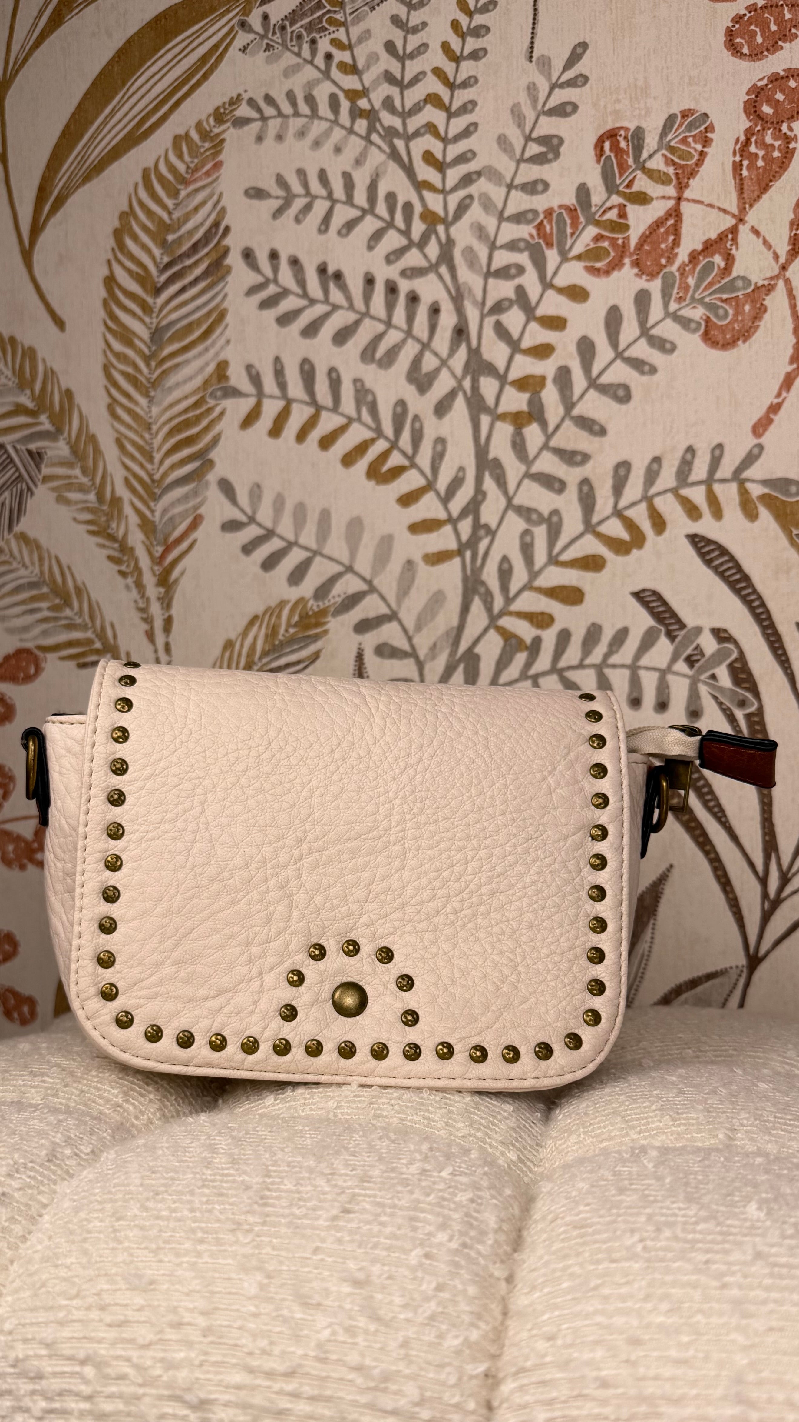 Bolso tachuelas beige
